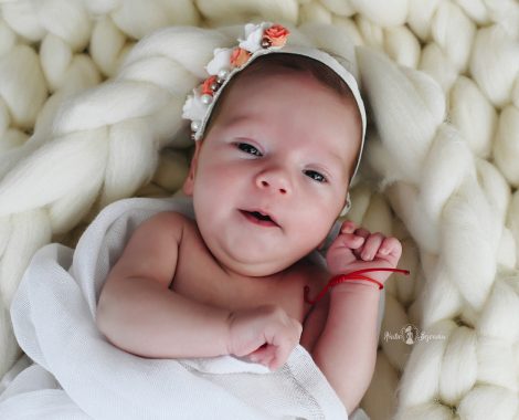 nou-născut sedinta foto, bebe pe pat